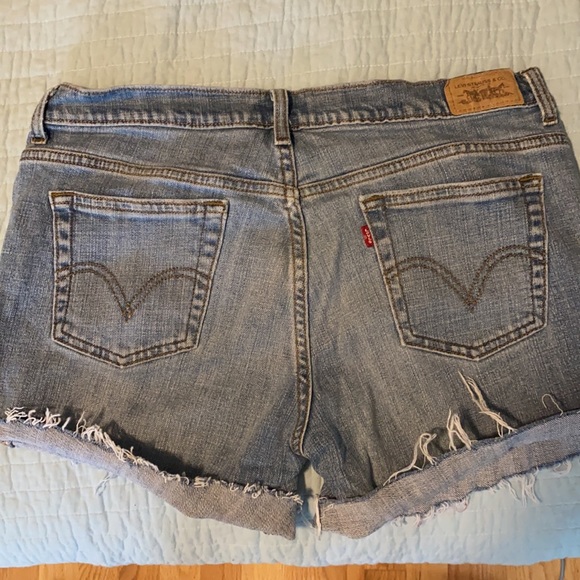 Size 10 Levi Cutoff Jean Shorts - Picture 2 of 3